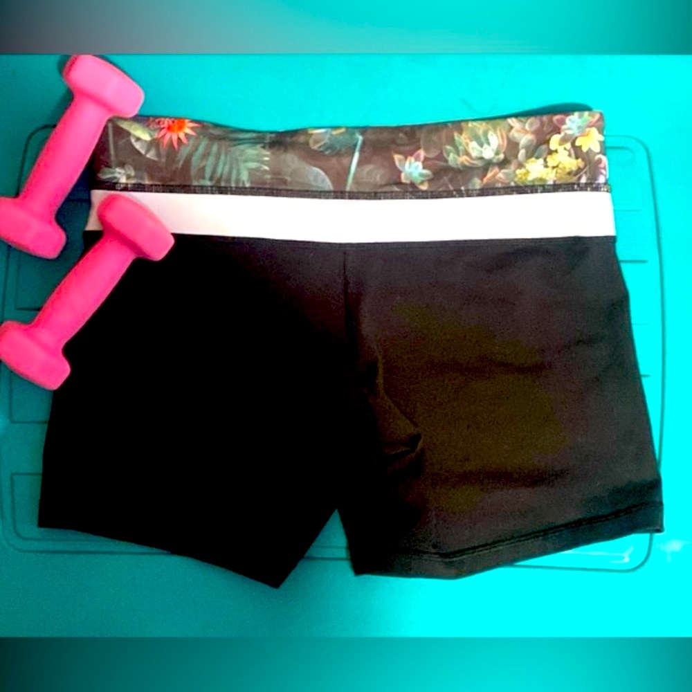 LULULEMON Reversible shorts workout two sided short excellent pre-loved cond.